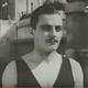 Az ifjú Jávor (28 éves volt ekkor) fürdőruhában, a Gellértben. A bal vállán gombolós, tisztára, mint gyerekkoromban a búzavirágkék tornaruhám. A korabeli sminkesek nem spóroltak a szem és szemöldök festékkel.